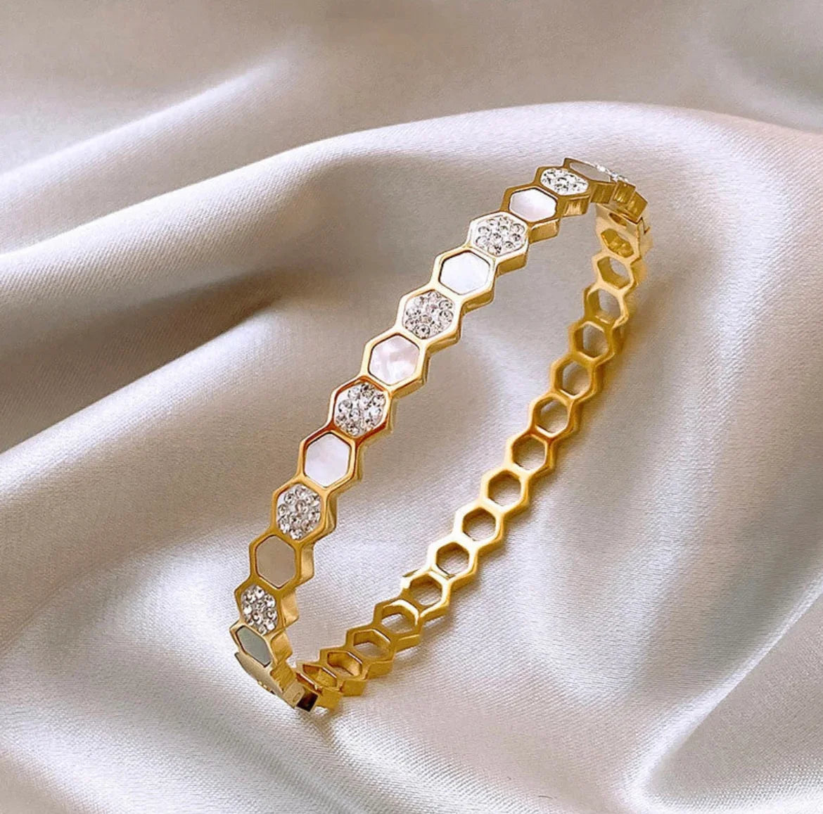 Gold-Plated Anti Tarnish Hexagonal Openable Bracelet
Gold - ELL DESIGNS