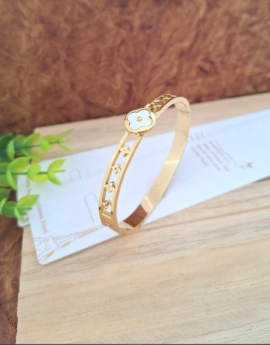 white highlight clover kada