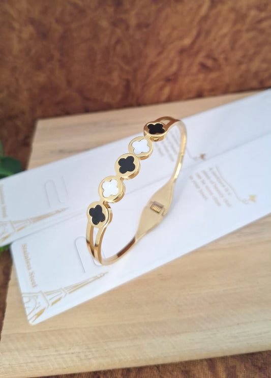 Black and white clover kada